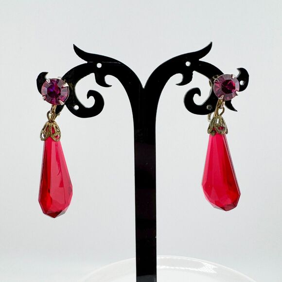 Vintage Red Glass Dangle Earrings Faceted Drop Clip-On Gold Tone 1950s Style - Picture 5 of 9